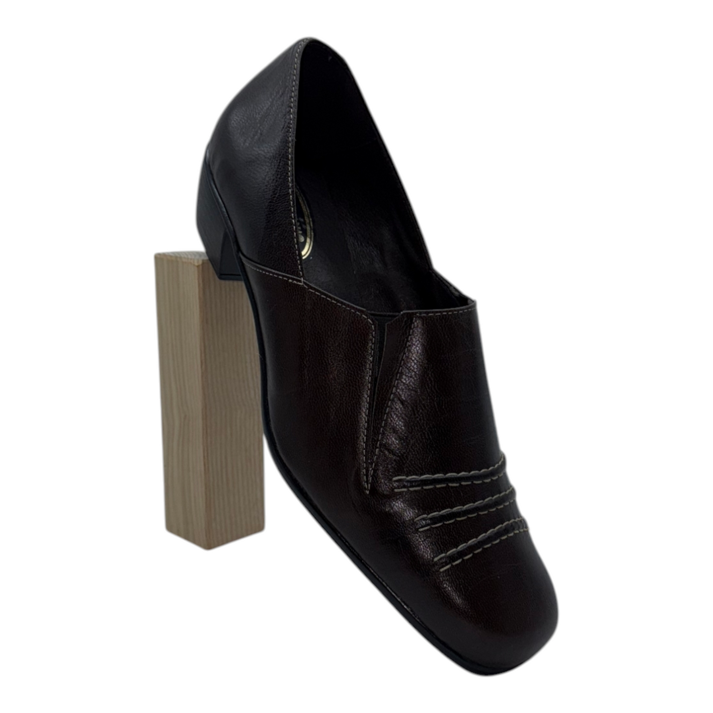 Mocasín de Piel Marrón Oscuro con Tacón Bajo y Costuras Decorativas - Confort Clásico
