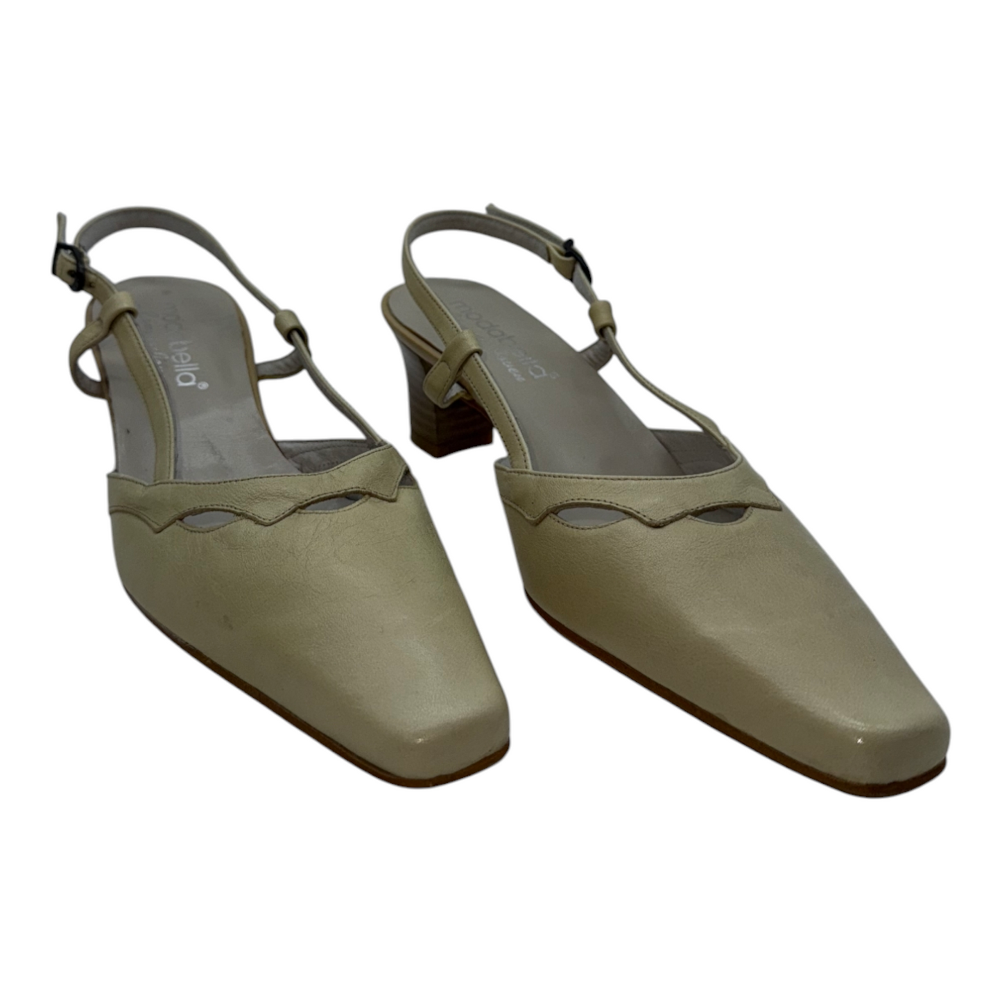 Zapatos Slingback de Piel Crema con Puntera Cuadrada y Borde Ondulado - Elegancia Única