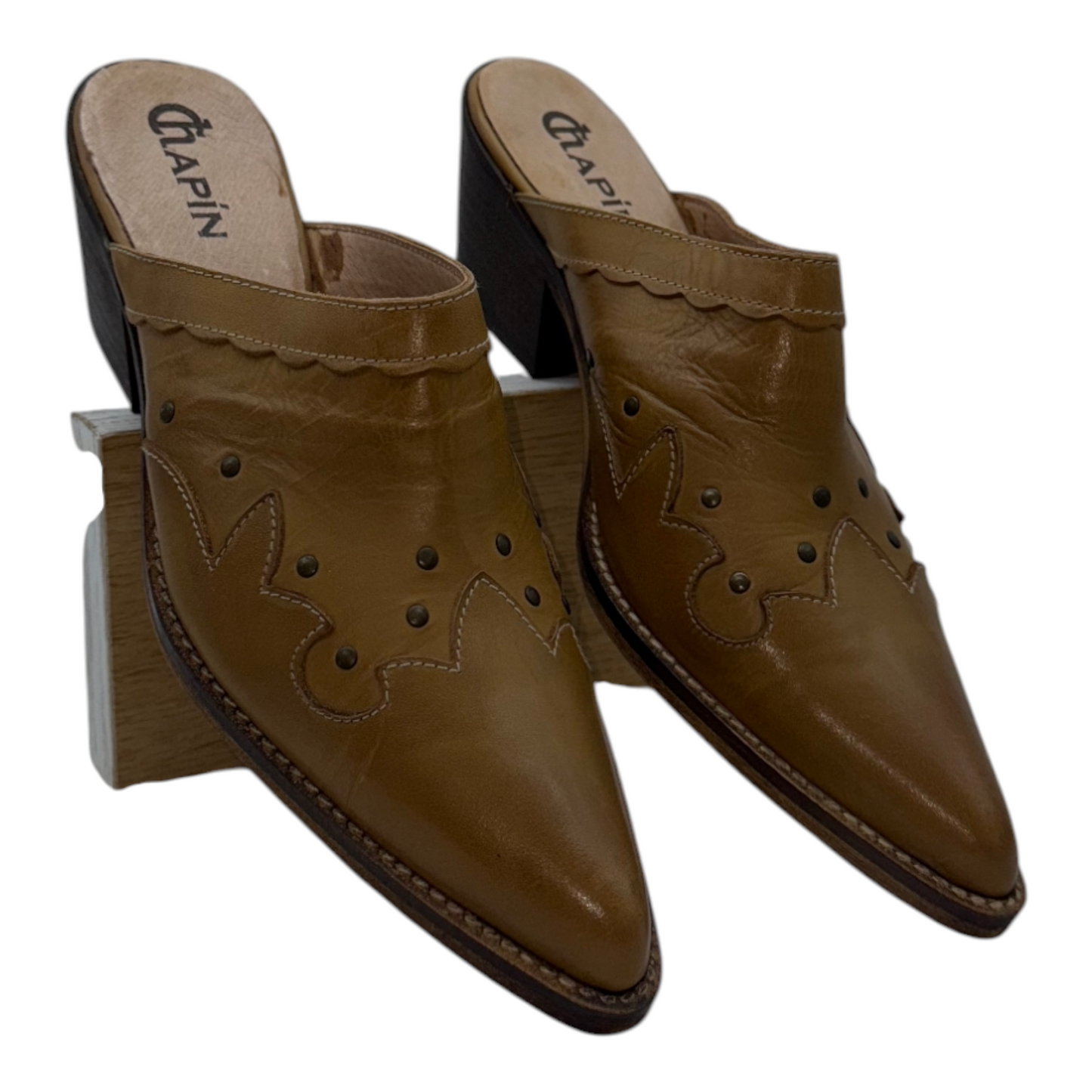 Mules de Piel Camel con Punta Puntiaguda y Adornos Estilo Western - Chapin