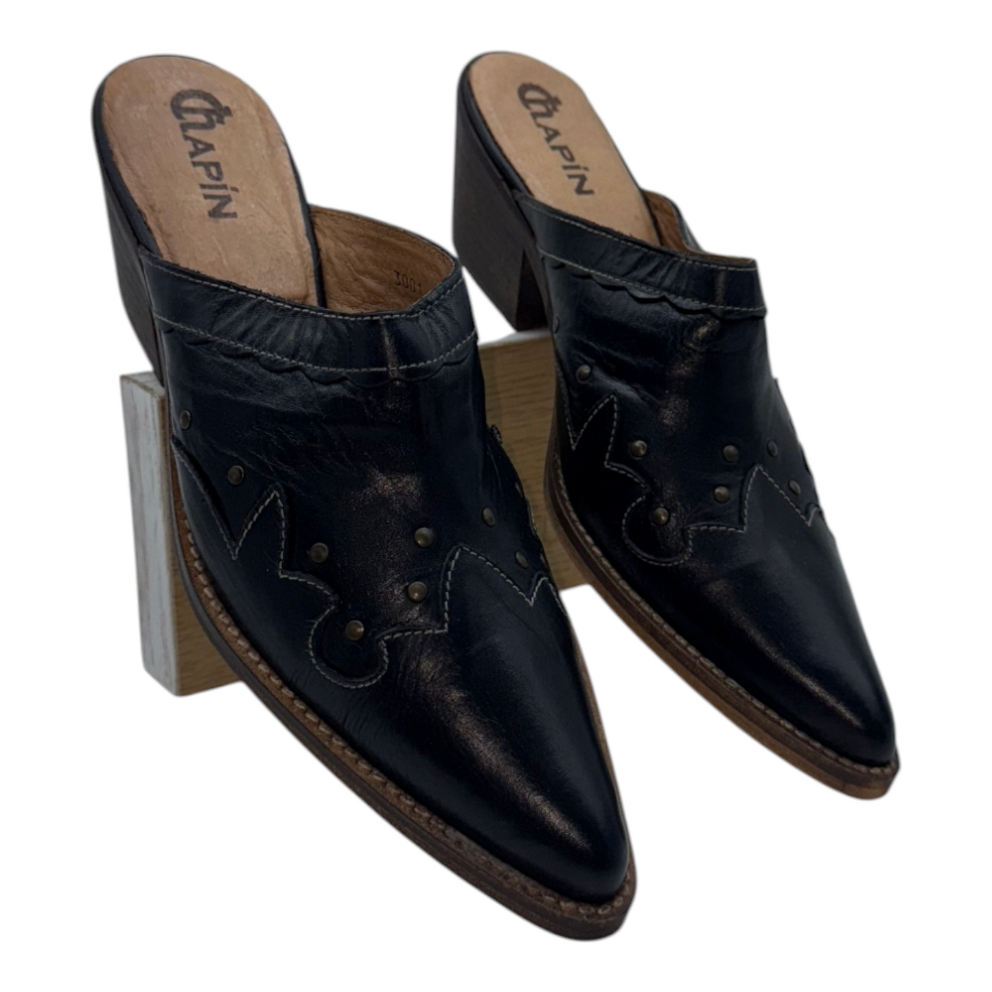 Mules de Piel Camel con Punta Puntiaguda y Adornos Estilo Western - Chapin