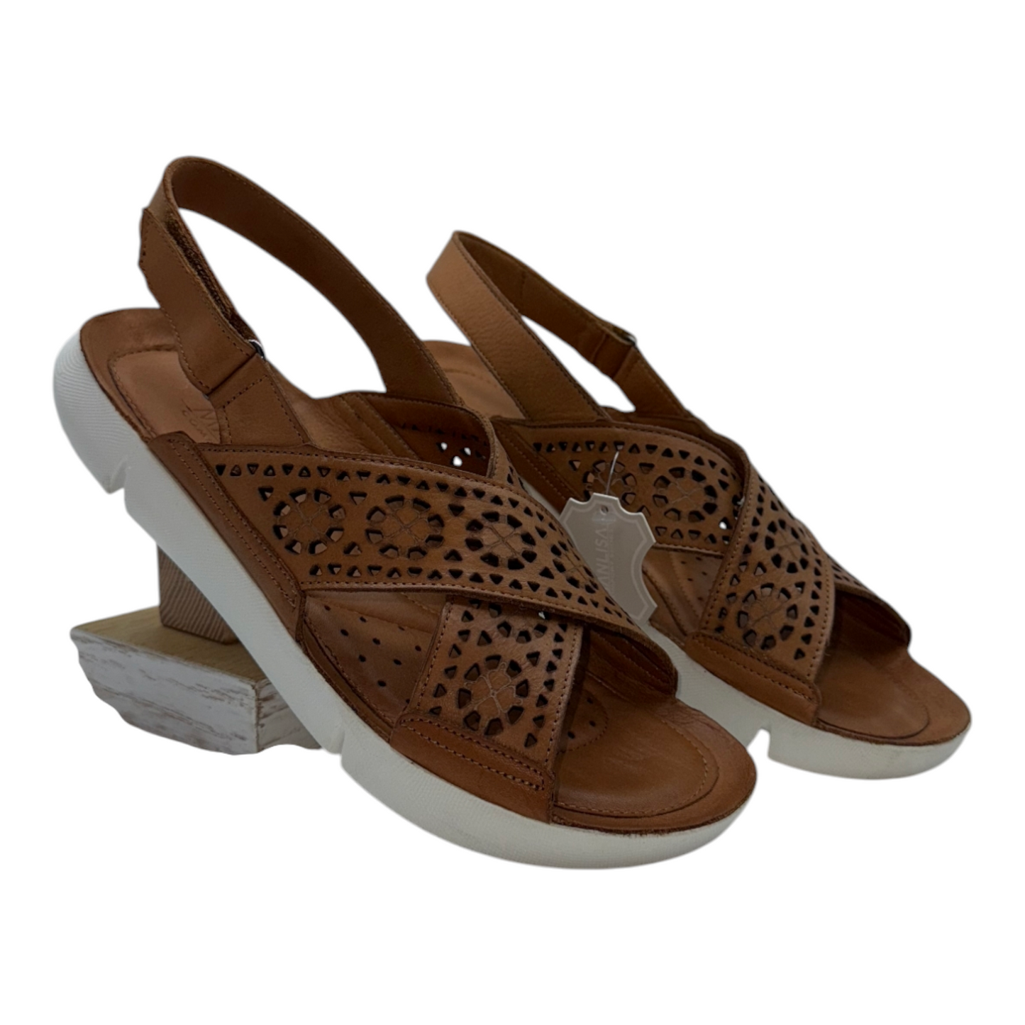 Sandalias Manlisa Comfort de Piel Camel con Troquelados Florales y Suela Blanca Ligera