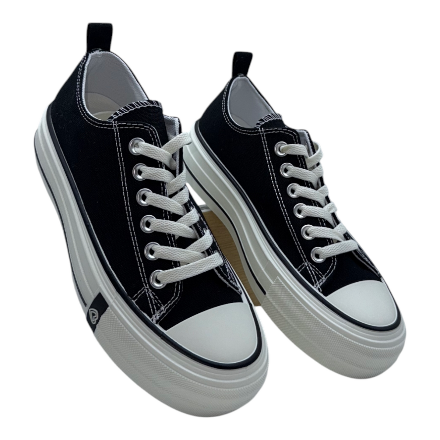 Zapatillas de Lona Negras con Plataforma Extragrande y Suela Blanca - Estilo Urbano y Moderno