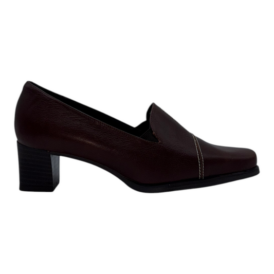 Mocasín Elegante de Piel Burdeos con Tacón Bloque y Costuras Decorativas - Estilo y Comodidad